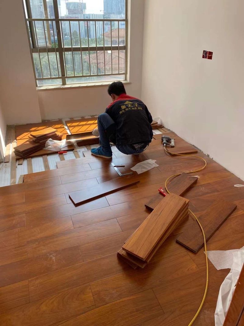 广州朗逊地板有限公司近年来迅速发展,成为行业内一颗璀璨新星。随着业务扩展和市场扩张,我们正面向全社会进行大规模招聘。本篇文章将从行业趋势、竞争环境等多个维度对此次招聘展开分析。